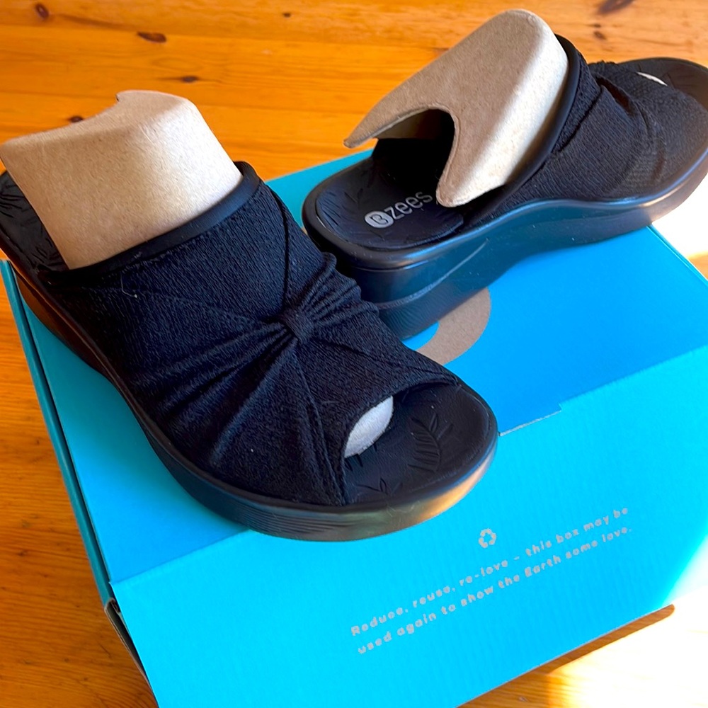 BZEES incredibly comfortable sandals! Size 7
